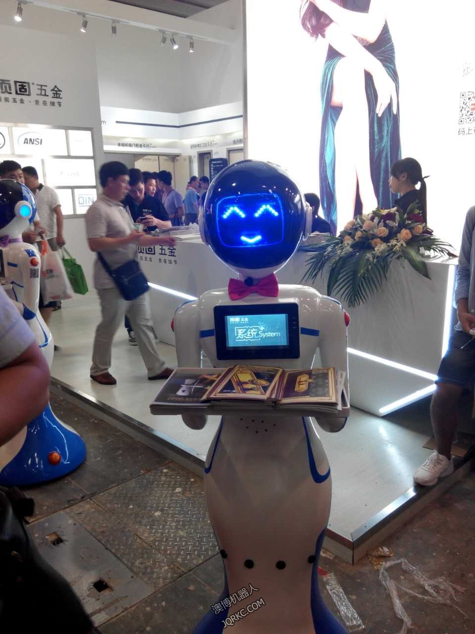 送餐機(jī)器人送外賣？快遞小哥做什么